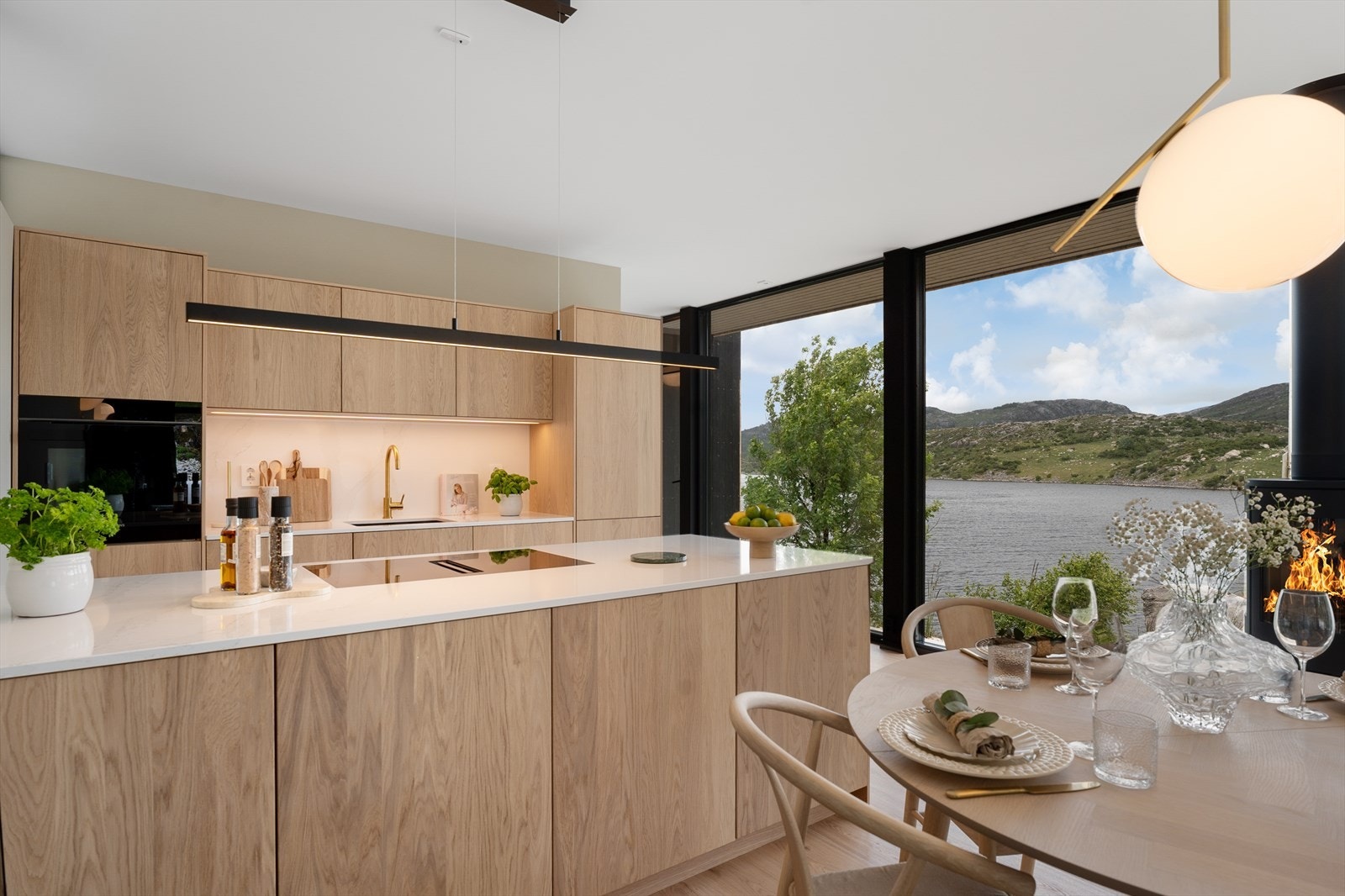 Flott kvalitetskjøkken med god skapplass Galleribilde