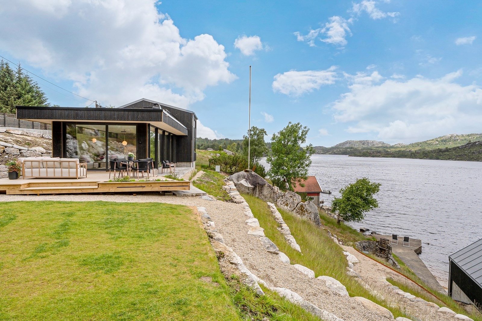 Eiendommen ligger til sjø og har naust og strandlinje til Ålfjorden Galleribilde