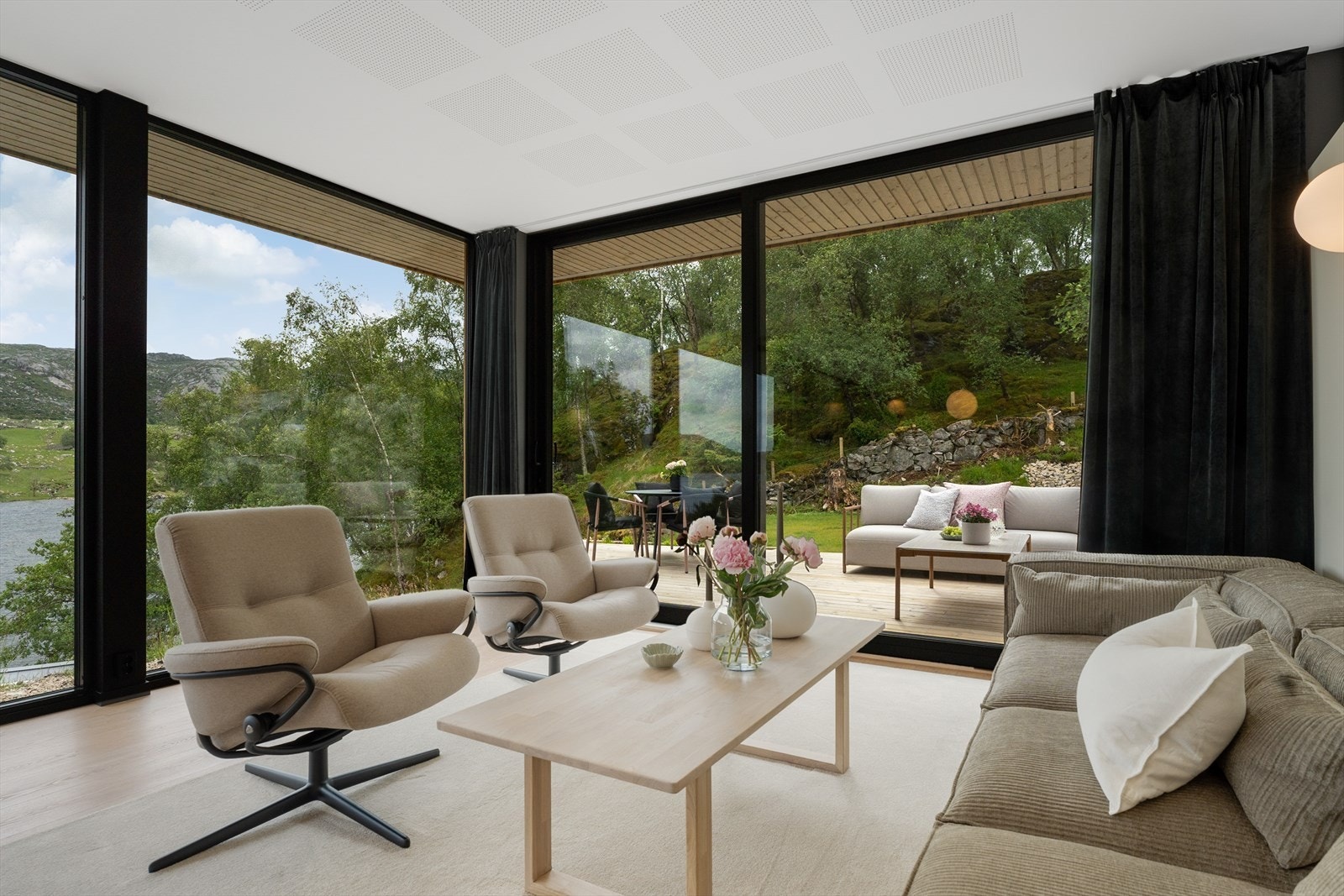 Stuen og vindusåpningene skaper en unik stemning som må oppleves for rett inntrykk Galleribilde