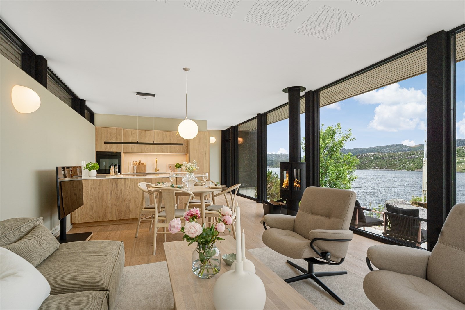 Stuen er meget luftig og lys - Vinduer fra gulv til tak optimaliserer utsiktsbildet Galleribilde