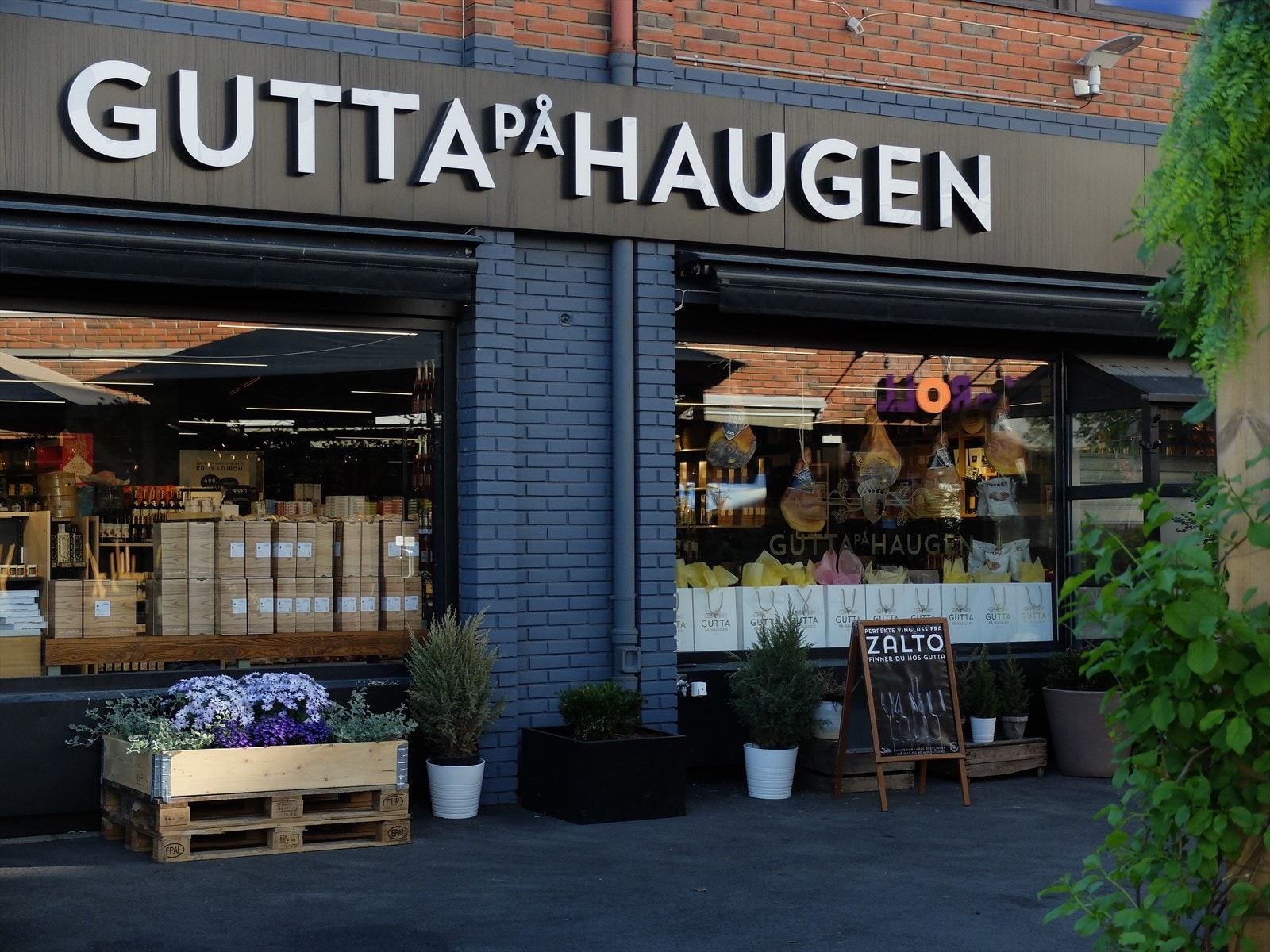 Kort vei til Gutta på Haugen Galleribilde