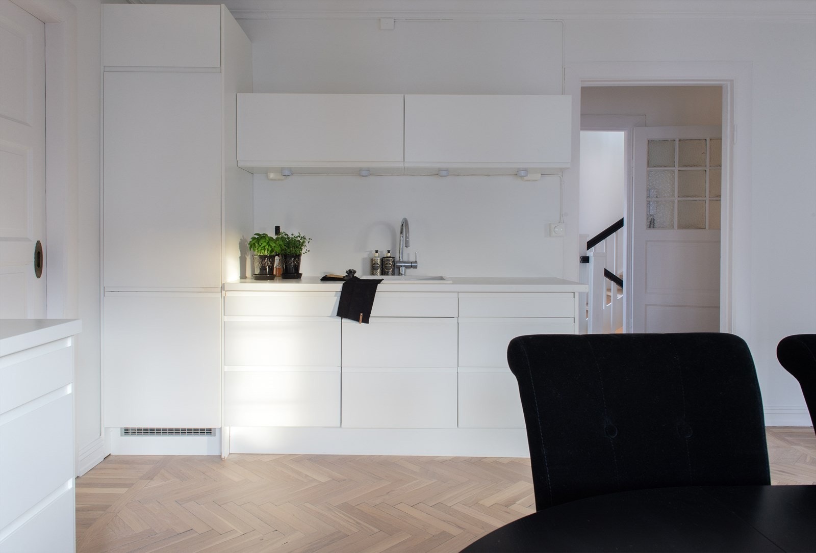 Lyst og pent kjøkken med integrerte hvitevarer - kjøkken også på loft! Galleribilde