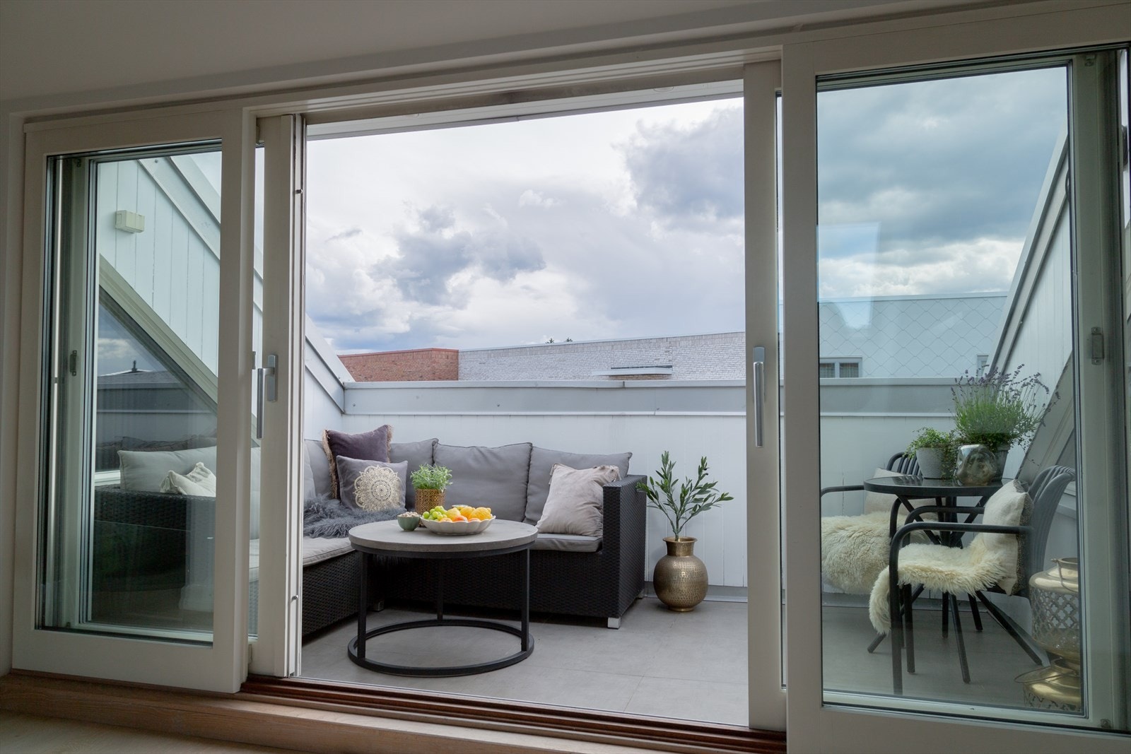 Utgang fra loftet til solrik terrasse ca. 8 kvm Galleribilde
