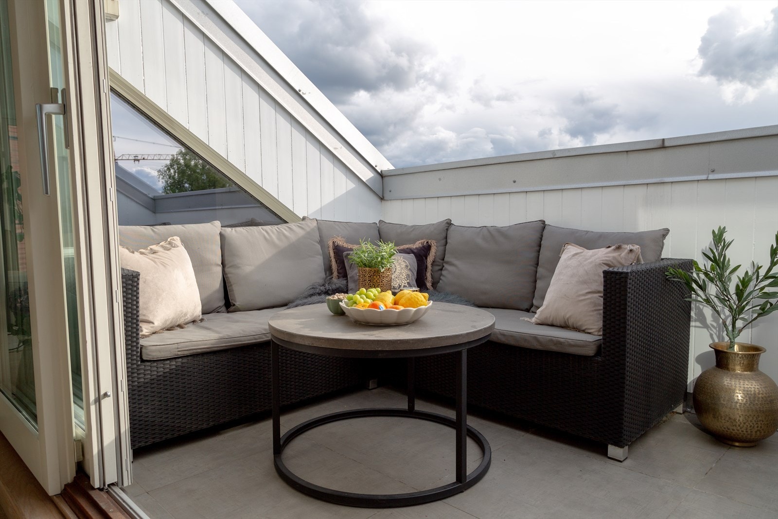 Solrik og vestvendt terrasse med utgang fra kjøkken/stue på loft Galleribilde