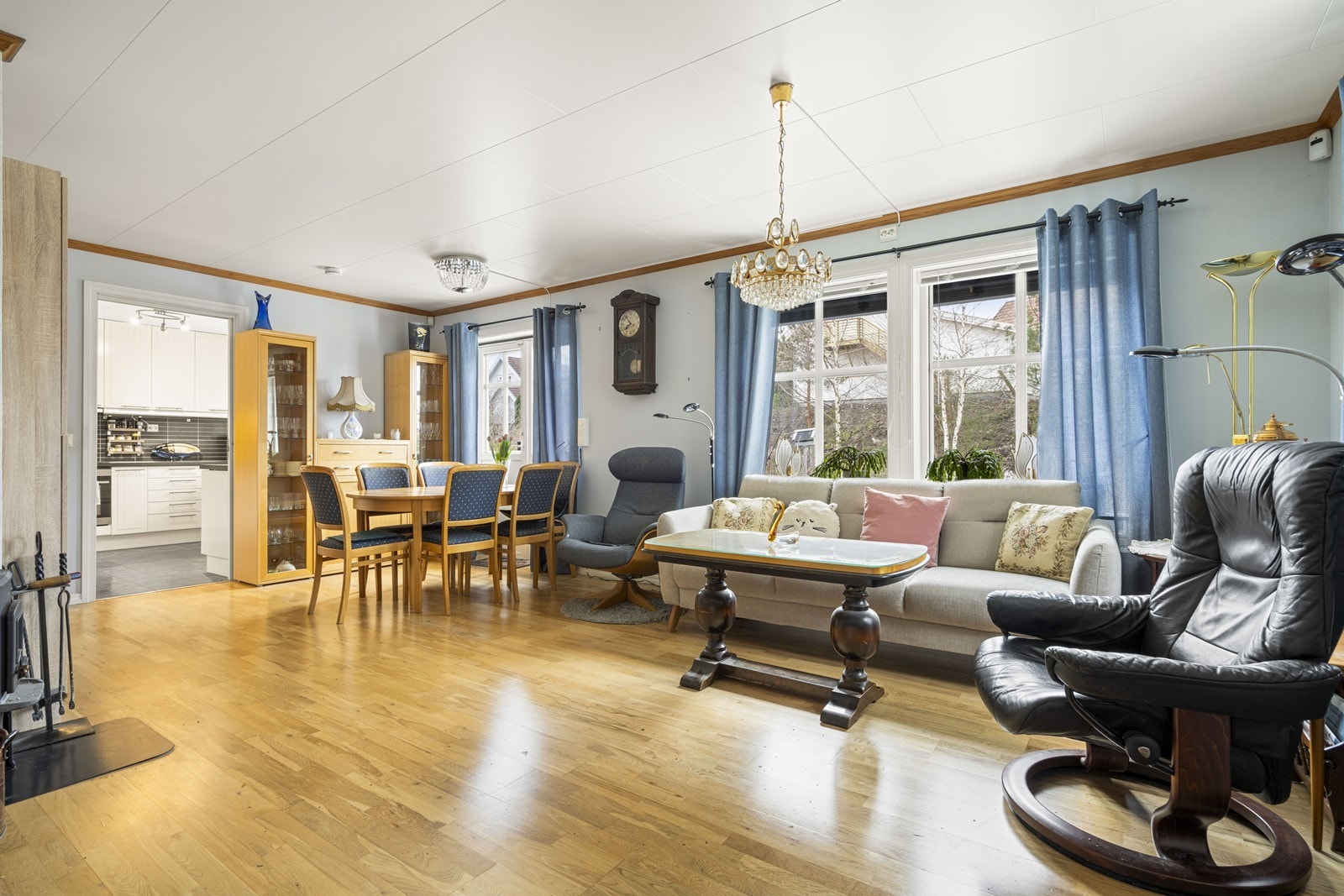 Stue med dør ut til terrasse. Galleribilde