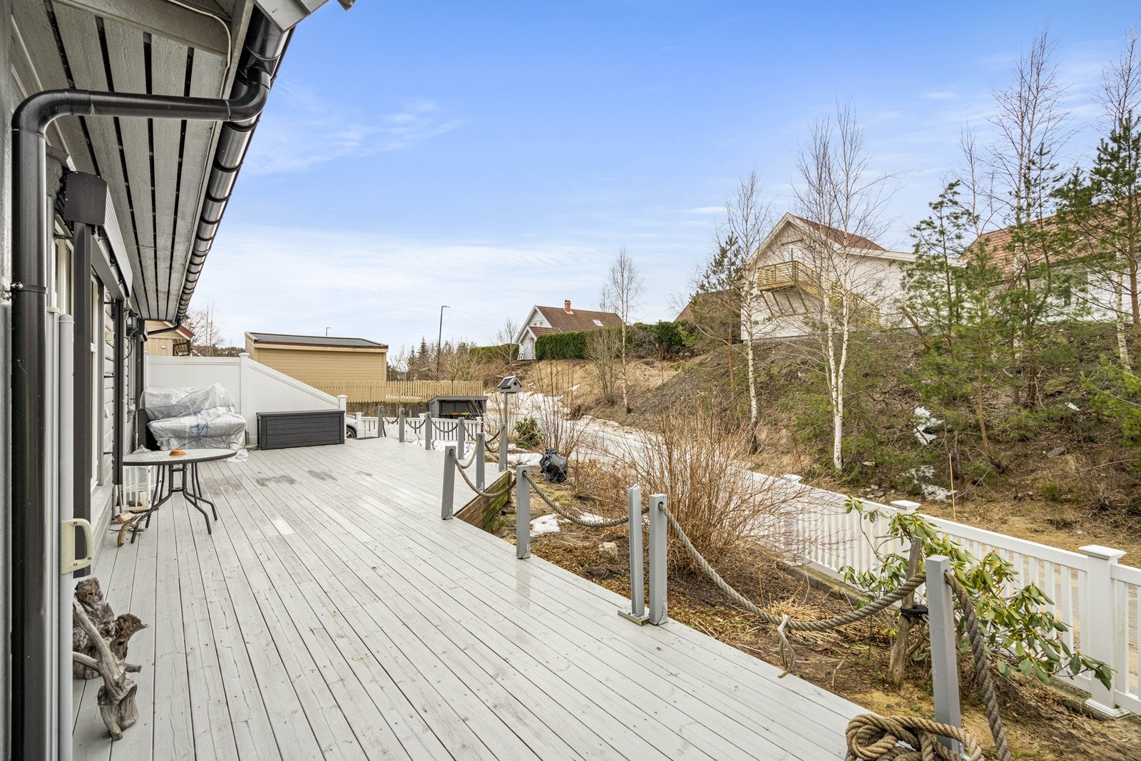 Stor terrasse med 2-fløyet dør ut fra stue Galleribilde