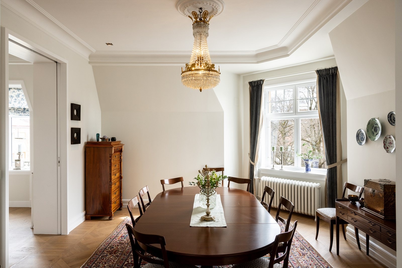 Spisestue vis a vi kjøkken. Galleribilde