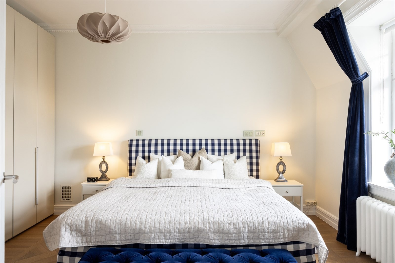 Hovedsoverommet har god størrelse og direkte adkomst til et stilfullt bad med gjennomførte detaljer. Galleribilde