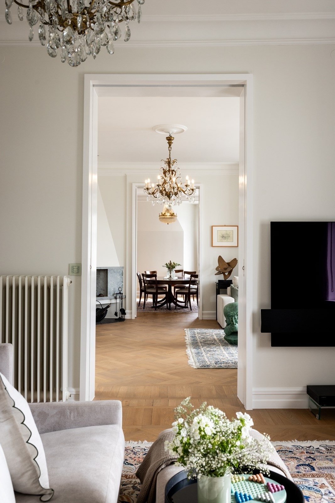 Leiligheten har tre stuer på rad. Galleribilde