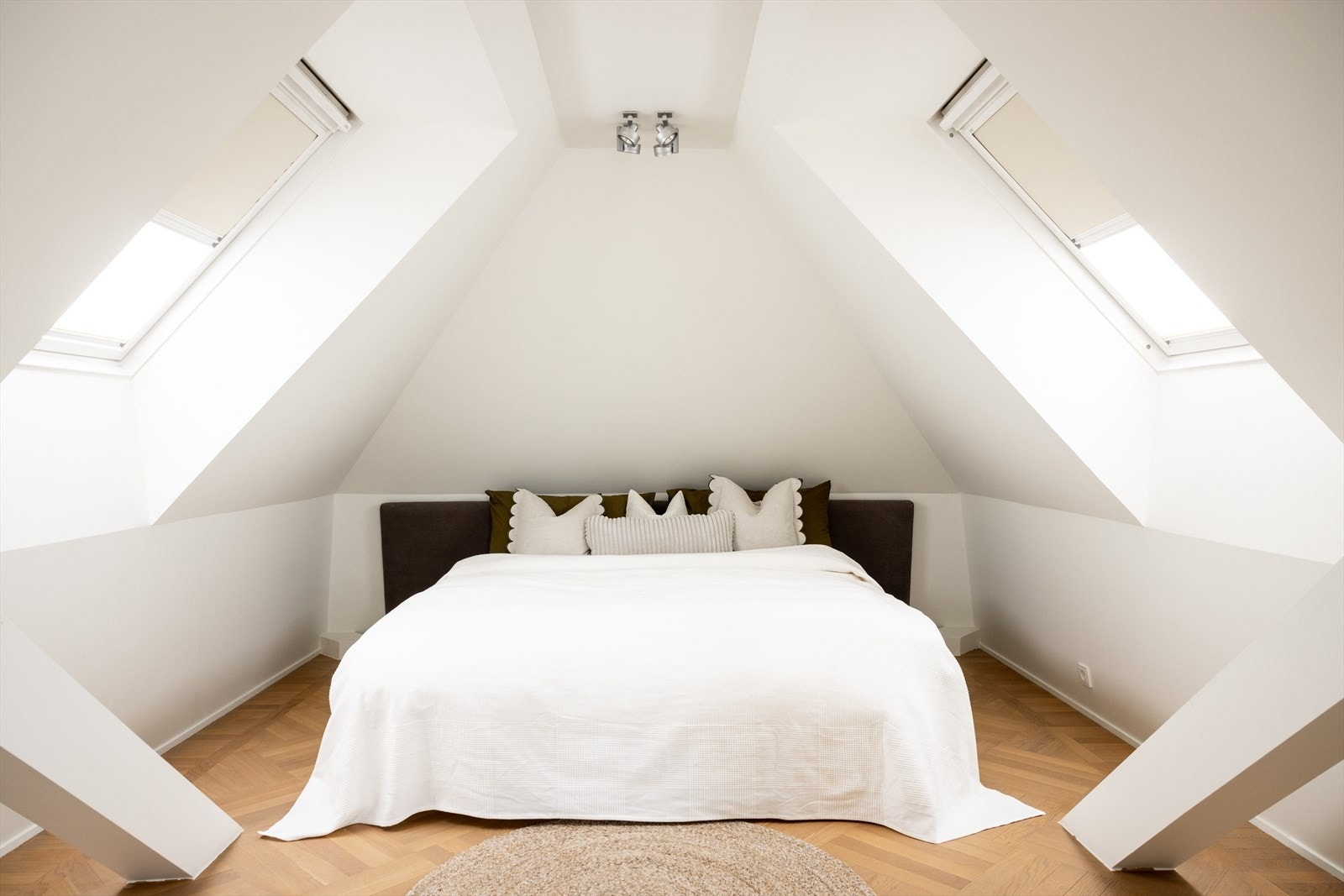 Soverommet har store vindusflater som gir flott utsikt og lyse, innbydende romforhold. Galleribilde