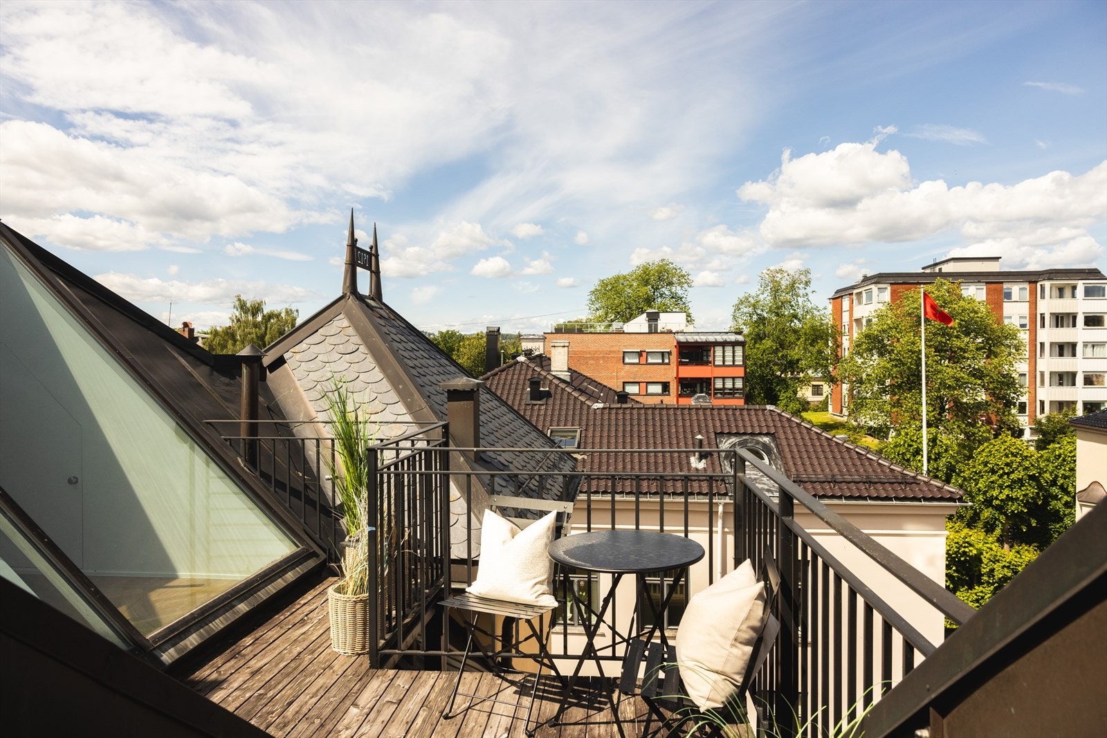 Fra gangen har du tilgang til en usjenert takterrasse - et privat uterom med gode muligheter for avkobling. Galleribilde