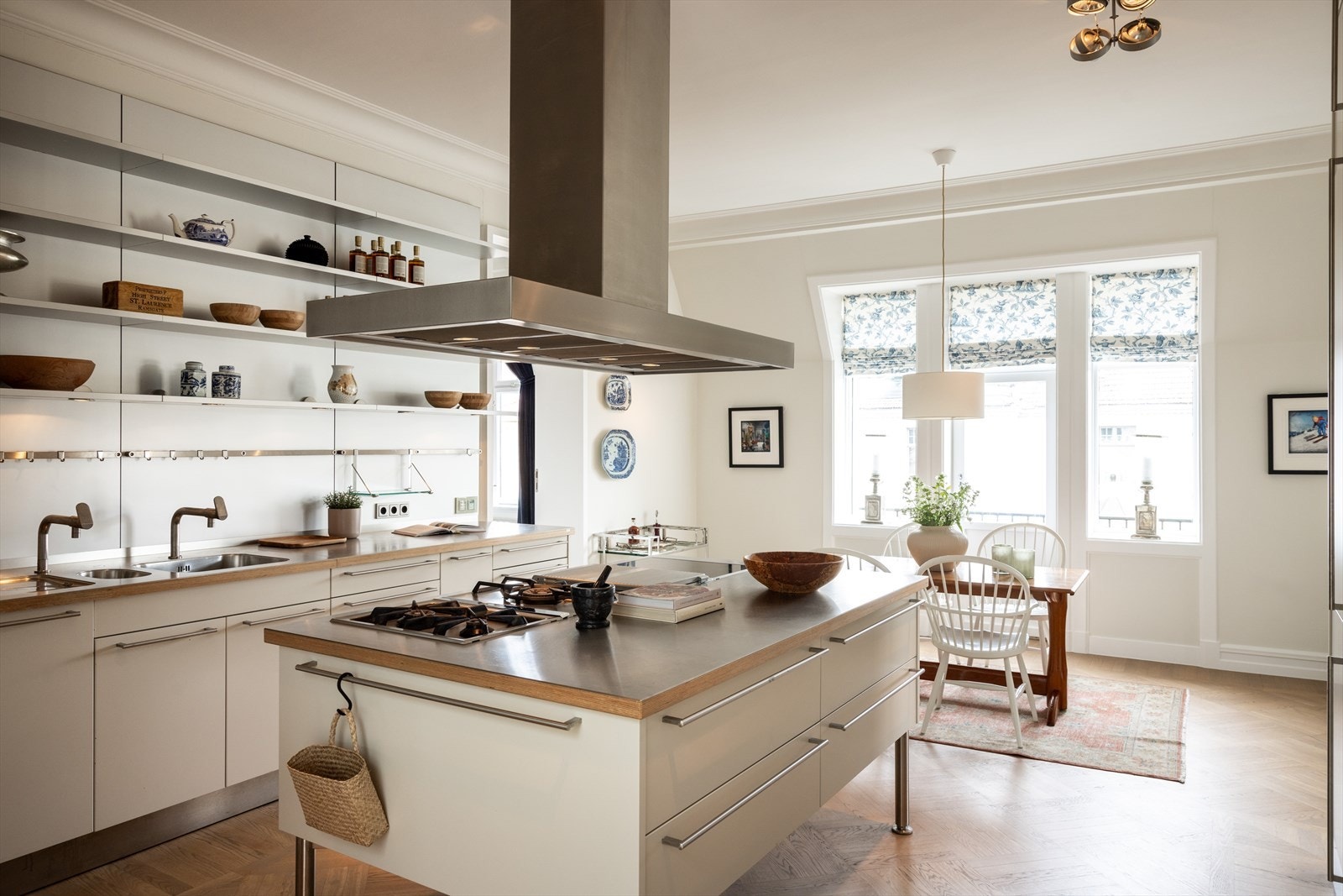 Det er spiseplass på kjøkken samt direkte utgang til balkong. Galleribilde