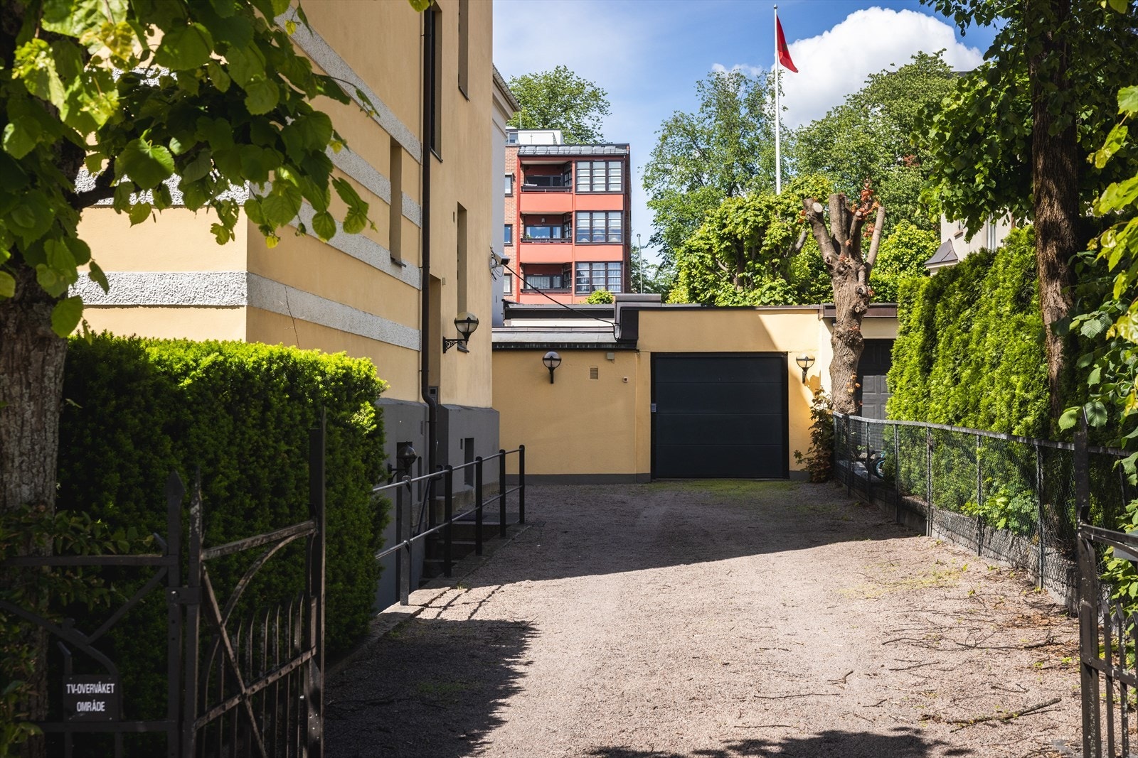 Leiligheten disponerer en garasjeplass med innkjøring fra Eckersbergs gate. Galleribilde
