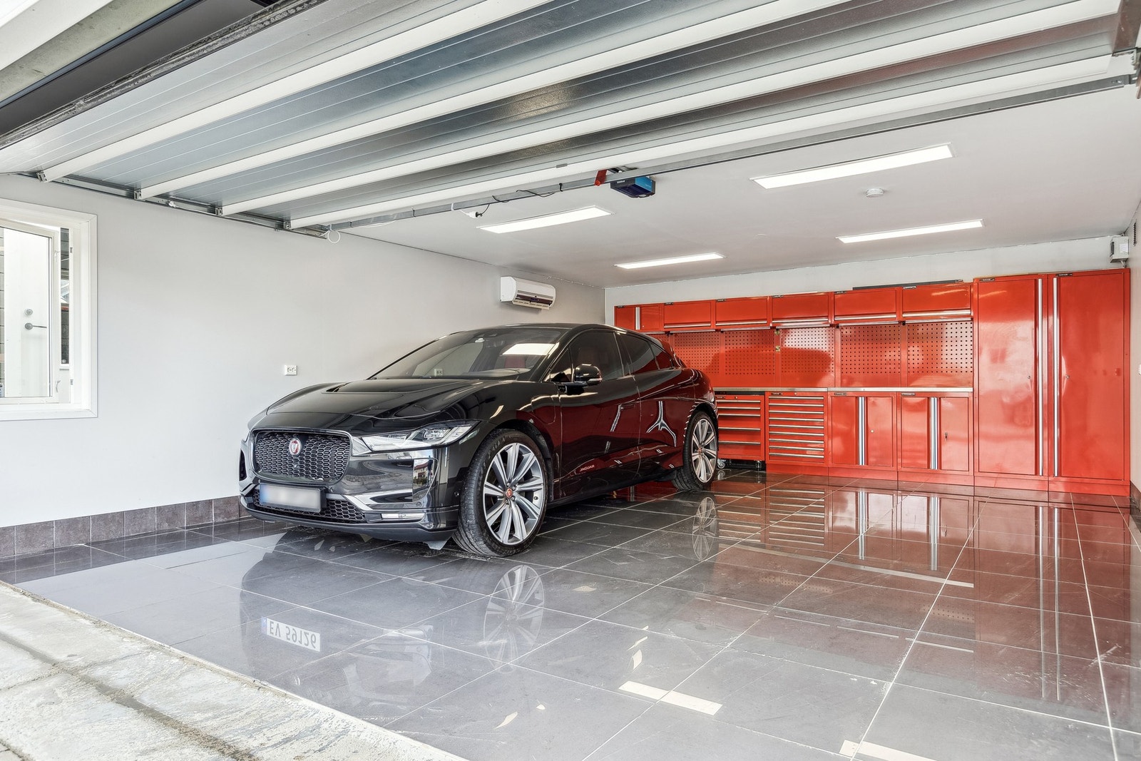 Garasjen er fullisolert med varmepumpe, innlagt vann og tidsriktig strøm forberedt til el bil lading. Flis på gulv og våtroms plater på vegg. Galleribilde