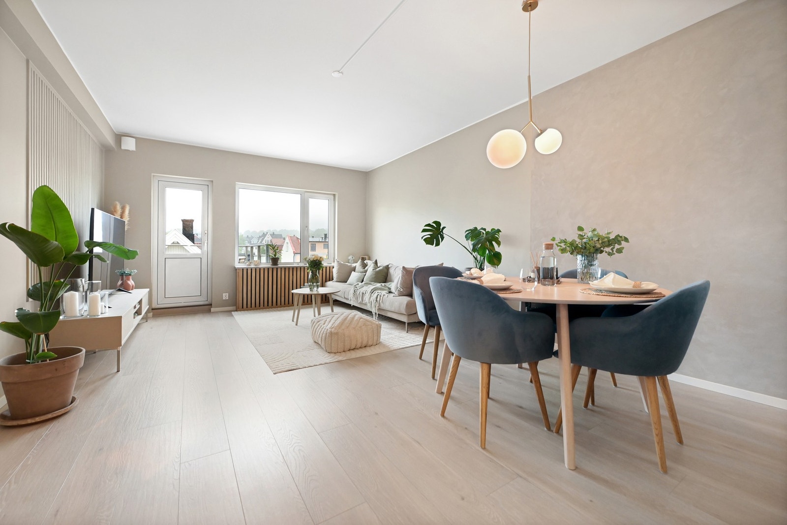 Her får du en romslig stue med lyse farger som setter sitt preg på boligen og gir svært gode lysforhold. Galleribilde