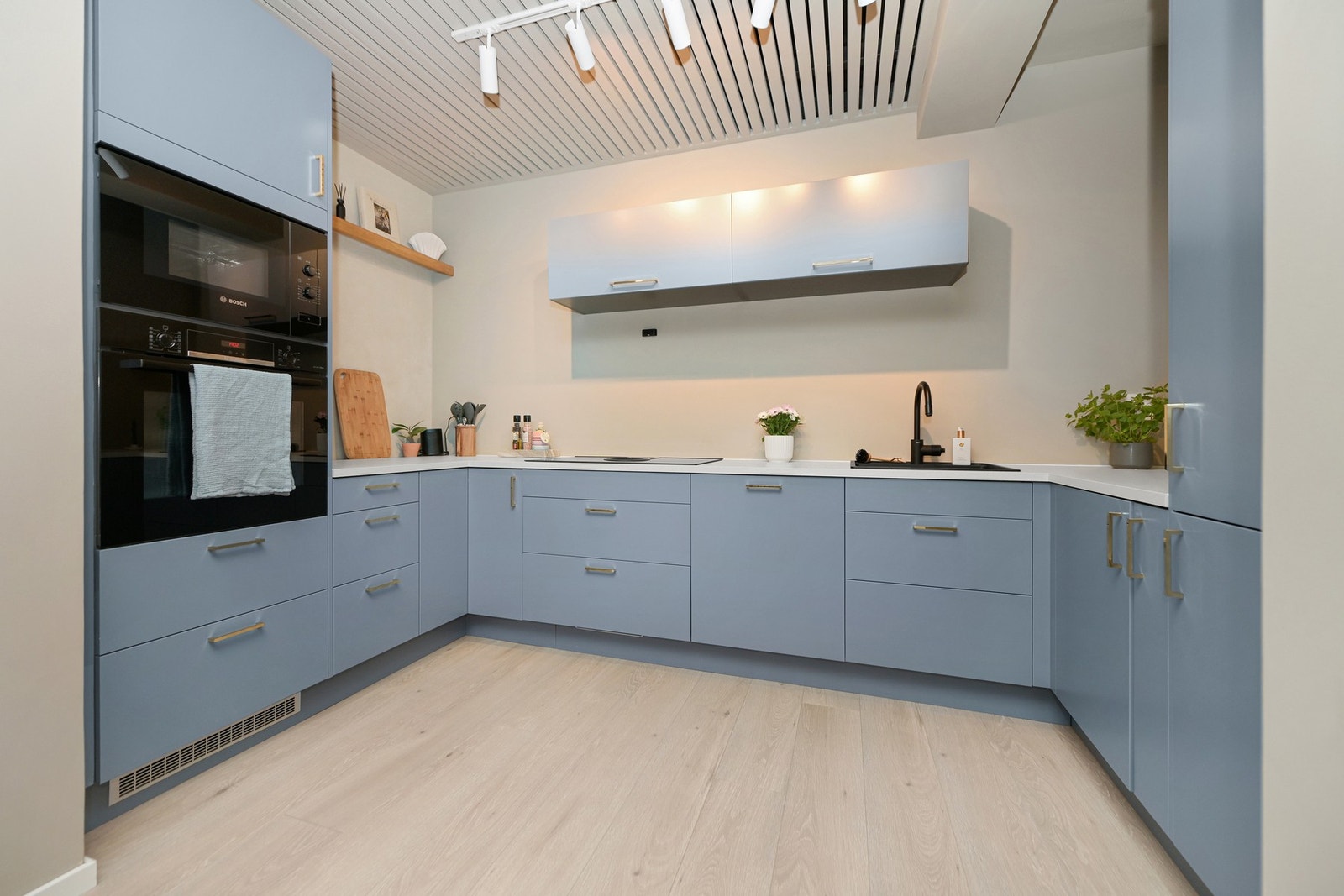 Helgerødgata 15A er en flott og praktisk 3-roms toppleilighet beliggende i 4. etasje. Galleribilde