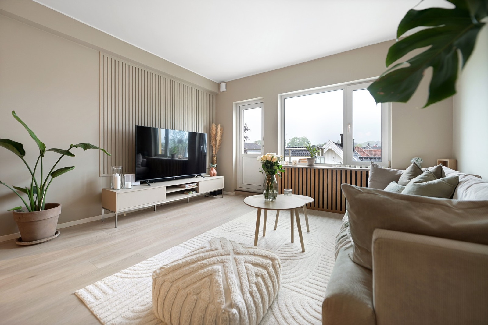 Det er flere møblerings muligheter i stuen med plass til både tv-møblement og et spisebord. Galleribilde