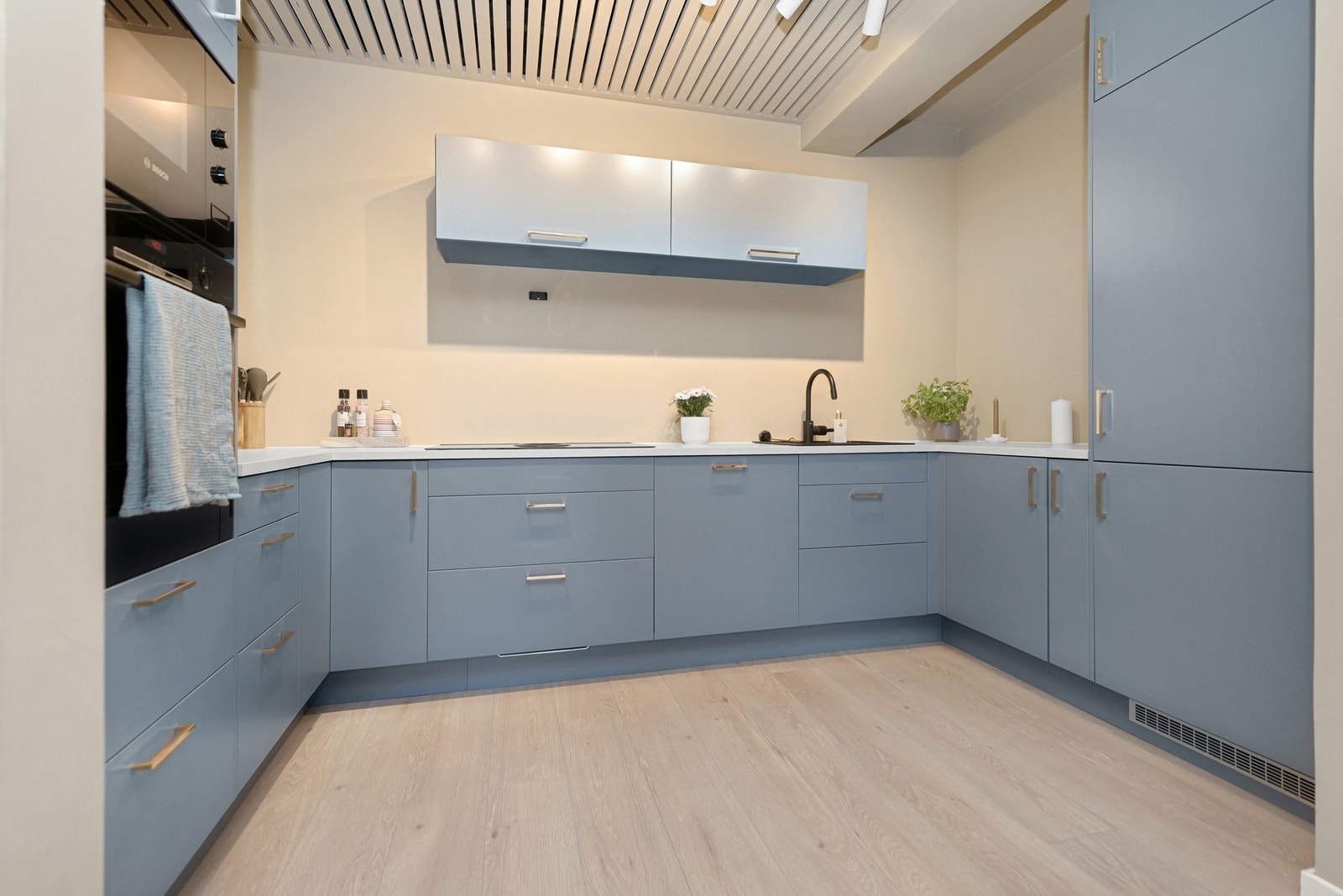 Det praktiske og flotte kjøkkenet er fra 2023.
Kjøkkeninnredningen er med slette fronter og laminat benkeplate. Integrert komfyr, platetopp, kjøl/frys og oppvaskmaskin. Galleribilde