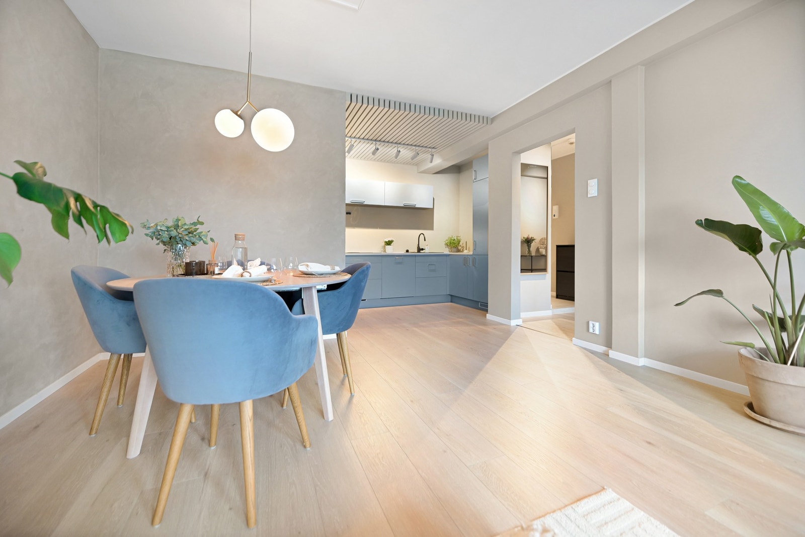 Tv og internett, varmtvann og oppvarming er inkludert i husleien, men blir avregnet etter forbruk. Derav har leiligheten veldig rimelige bokostnader. Galleribilde