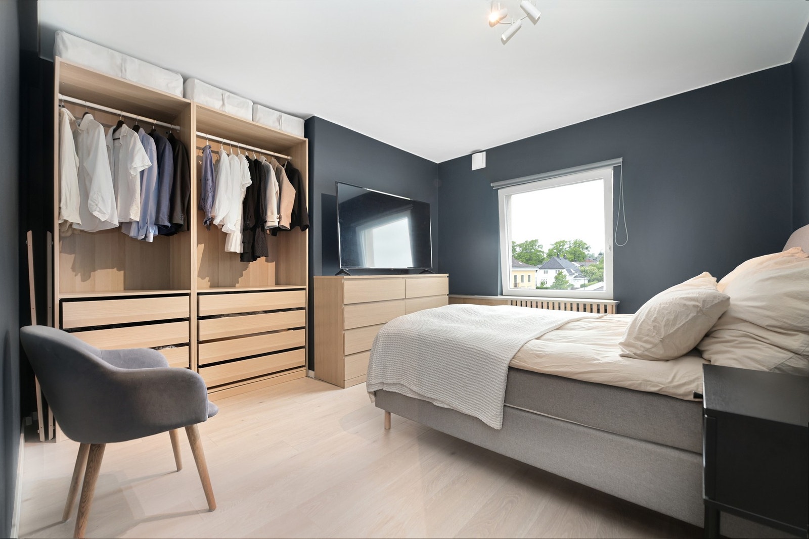 Hovedsoverommet har man god plass dobbeltseng og garderobeskap. Galleribilde