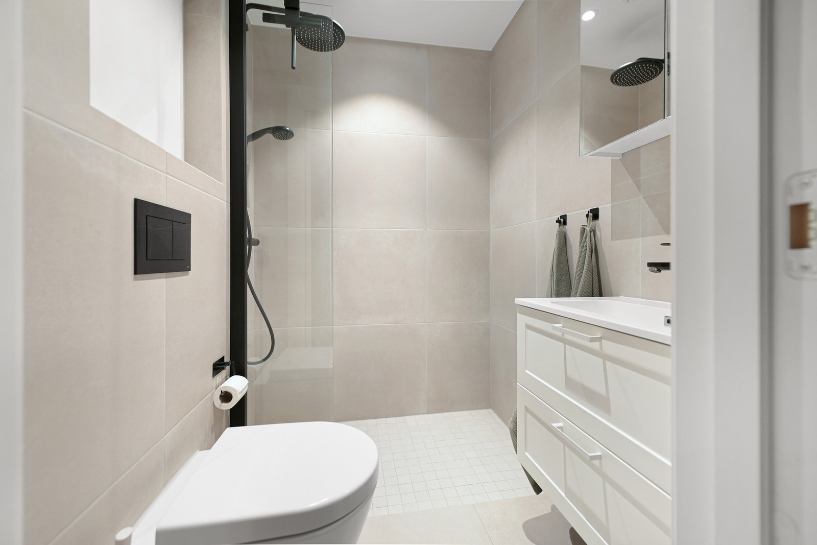 Boligen har et delikat bad som er pusset opp i 2023. Innredningen er holdt i tidsriktige farger, gulvet er belagt med fliser og har varmekabler som gir behagelig, barfotvennlig varme. Galleribilde