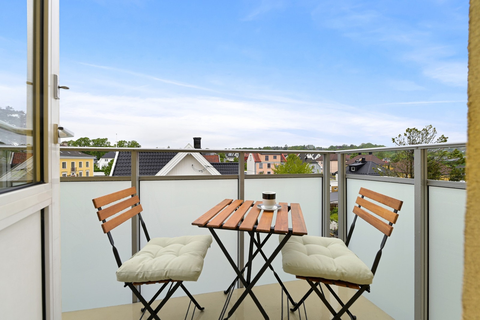 Fra stuen er det utgang til balkong på 4 m² hvor man kan nyte lange sommerkvelder. Galleribilde