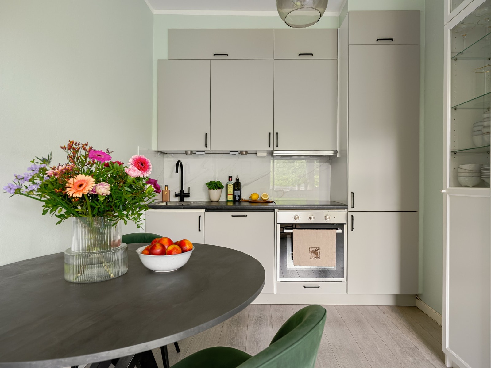 For å virkelig utnytte lagringsplassen, strekker skapene seg helt opp til taket. I tillegg til vitrineskap på høyre hånd som medfølger salget. Galleribilde