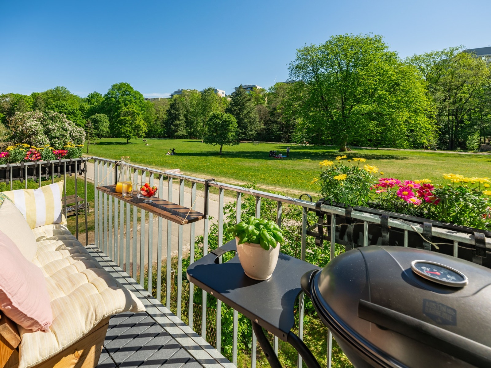 Velkommen til denne herlige beliggenheten med frodig utsyn! Galleribilde