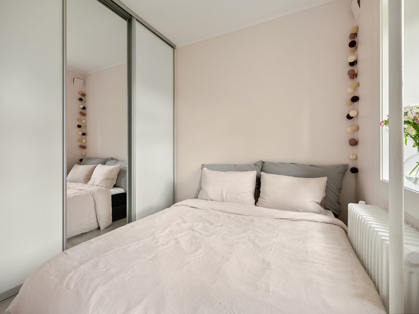 Soverommet er innredet med en romslig skyvedørsgarderobe, og en seng på 150 x 200 cm. Galleribilde