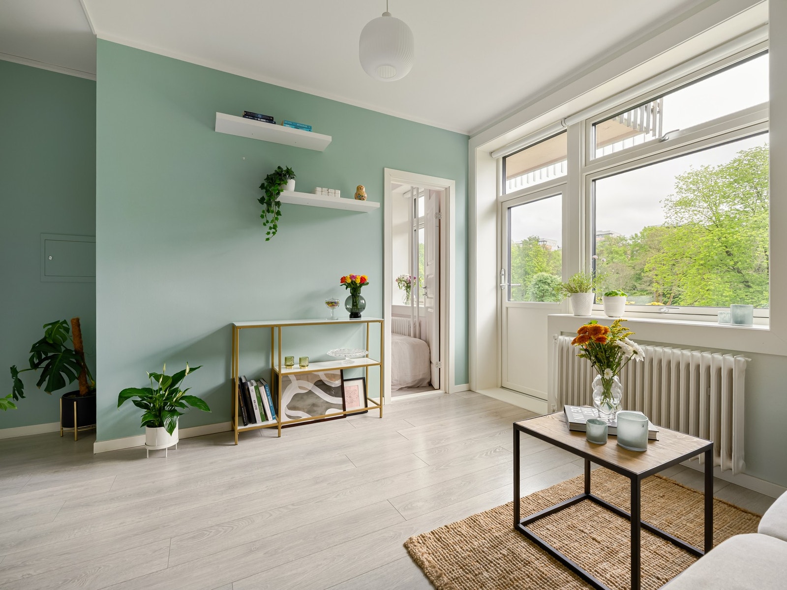 Innredningen faller svært naturlig, og det er både plass og uttak til TV vis-à-vis sofaen. Galleribilde