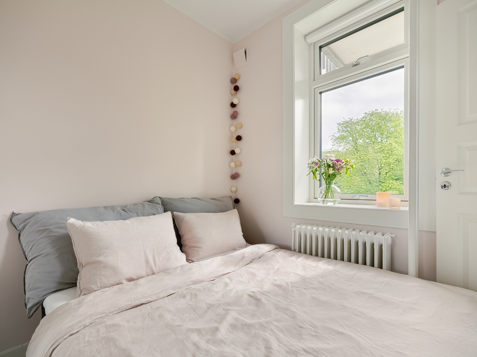 Noe av det som er deilig med at solen står på første halvdel av dagen, er at leiligheten får kjølt seg ned innen det er leggetid. Galleribilde