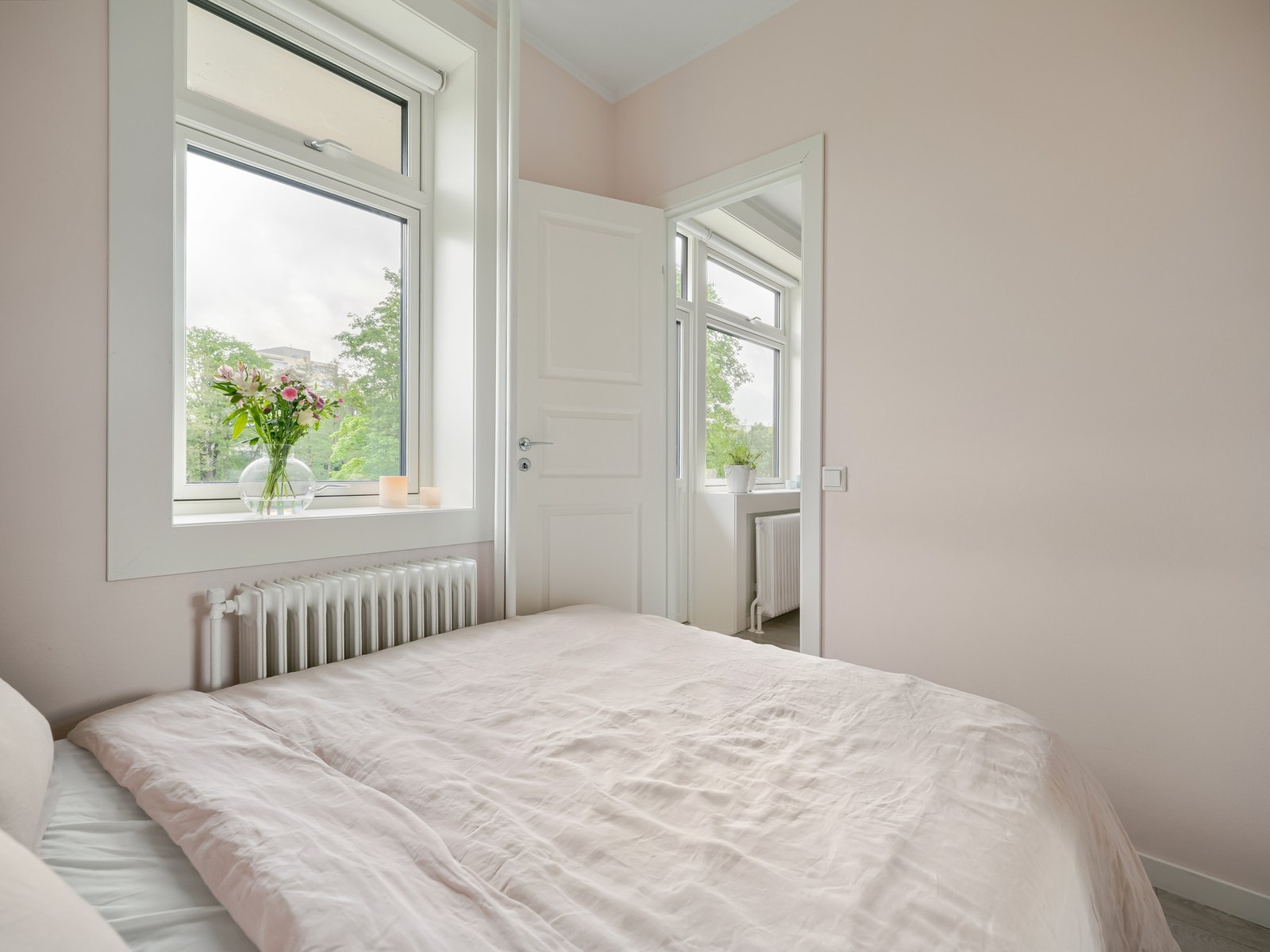 Tenk at man kan våkne opp i byen til fuglekvitter og idyll. Det er montert skreddersydd solskjerming fra Markisemannen på alle vinduer i leiligheten. Galleribilde