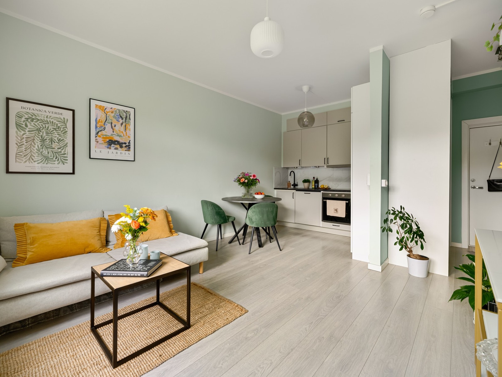 Nå skal vi ta en god titt på leiligheten, for den er ganske så fin og hyggelig den også. Galleribilde