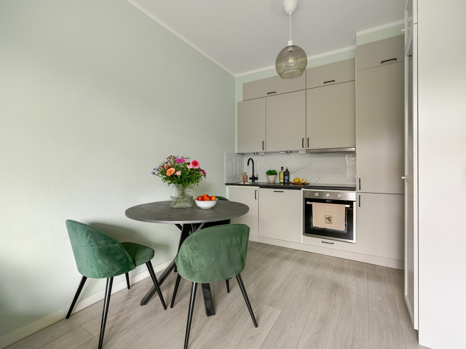 Kjøkkenet er svært delikat, og det er plass til spisebord. Galleribilde