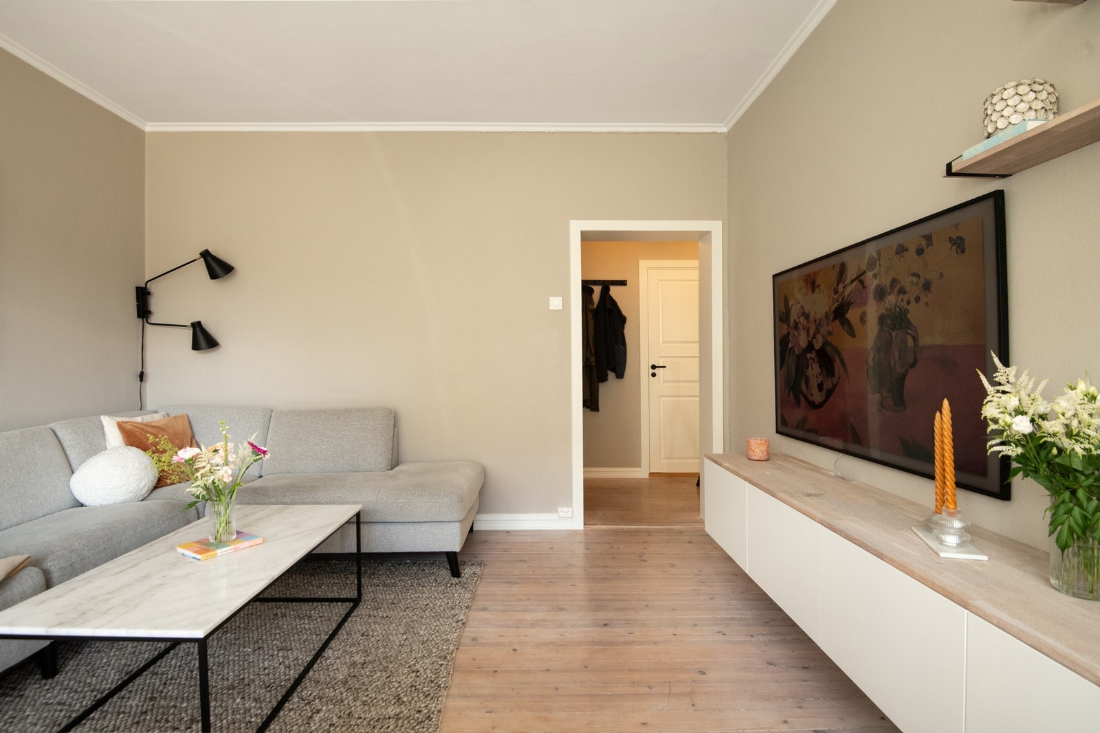 Stuen har gode innredningsmuligheter, med god plass til både en sofagruppe med tilhørende bord og mediemøbel, samt et spisebord. Galleribilde