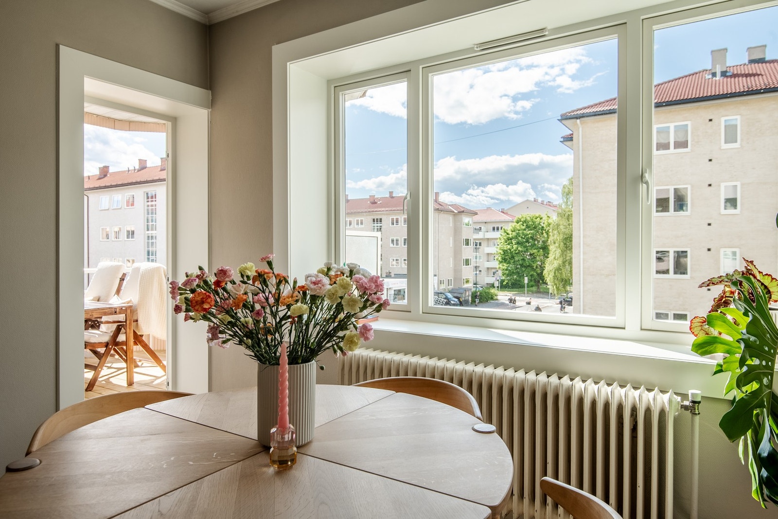 Veggene er malt i en lys og nøytral fargetone som gjør det enkelt å sette sitt eget preg på interiøret med møbler og dekor etter egen stil og smak. Galleribilde