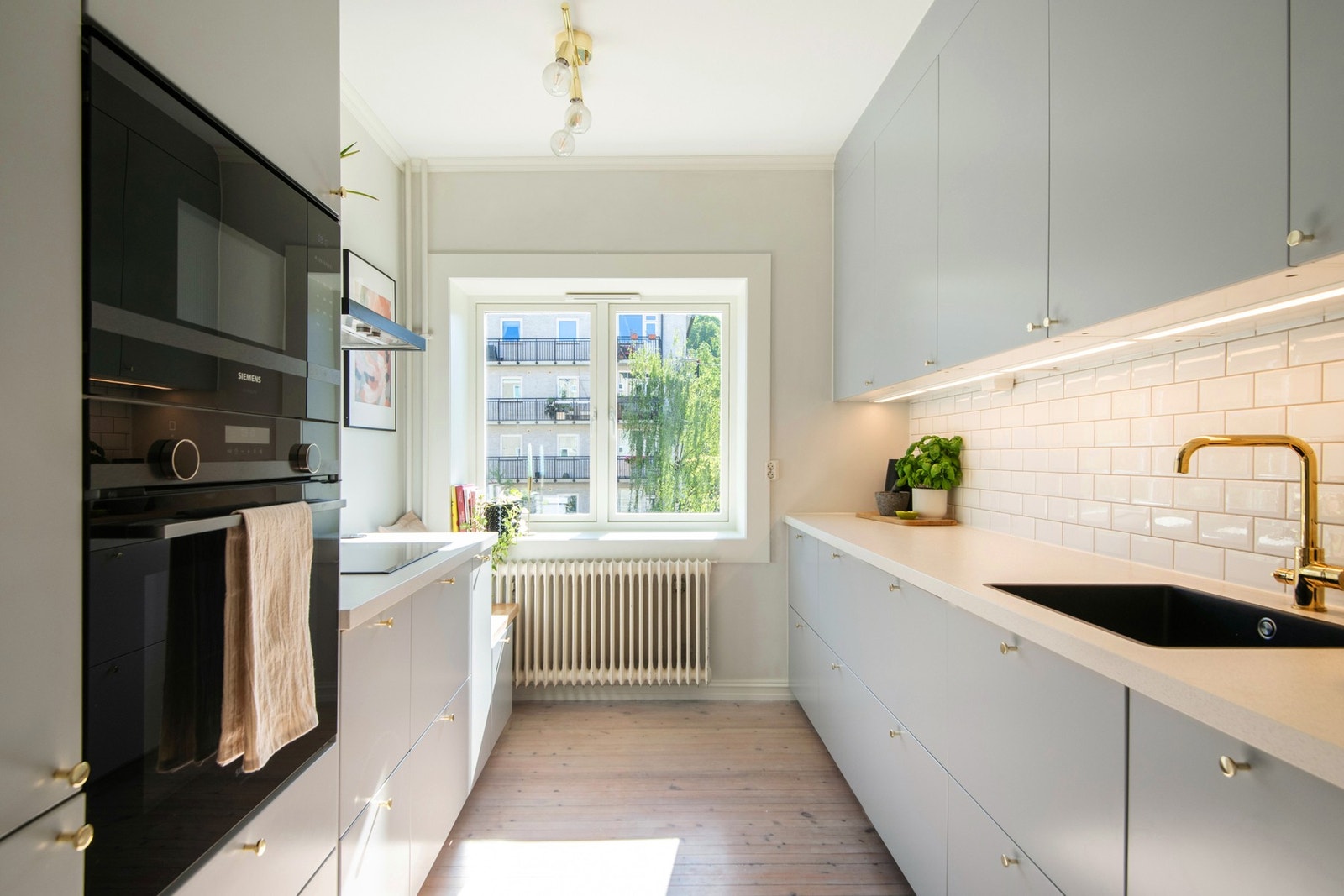 Kjøkkenet ble fornyet i 2021 og ligger i et separat rom med nydelig morgensol og utsikt mot grønne omgivelser. Galleribilde