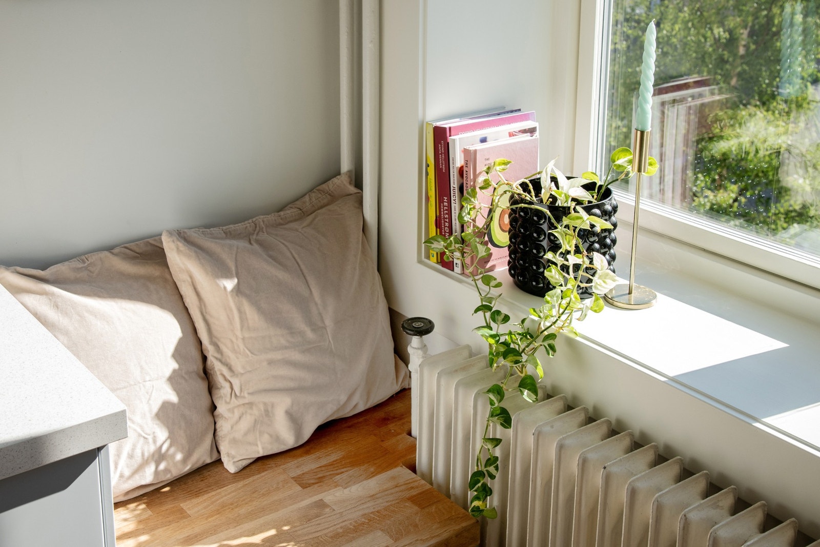 Sitteplass på kjøkken med mulighet for å nyte morgensolen/morgenkaffen. Galleribilde