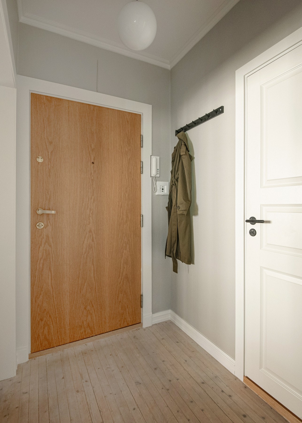 Entréen fremstår som romslig og innbydende, med god plass til å ønske gjester velkommen. Galleribilde