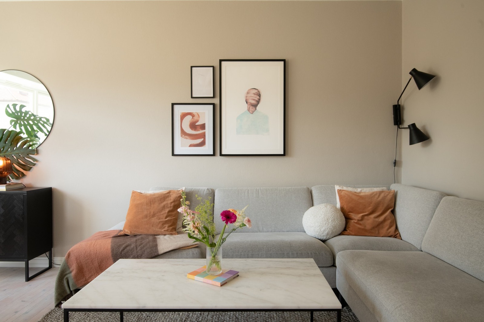 Stuen har et behagelig og lunt innemiljø gjennom store deler av dagen. Galleribilde