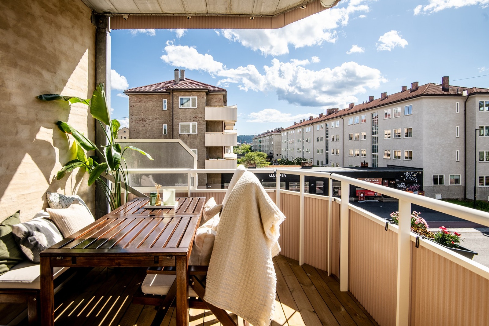 Sydvestvendt balkong med solrike forhold store deler av dagen - spesielt midtsommers, hvor solen kan nytes fra formiddag til kveld. Galleribilde