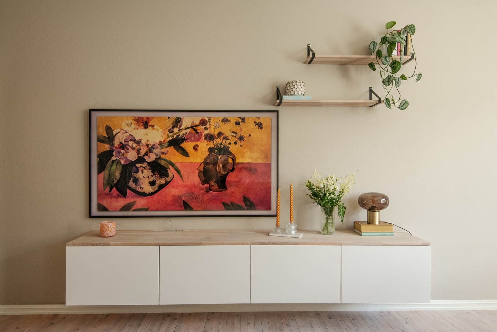 Gulvene ble i 2020 oljet med hvitpigmentert olje, noe som gir en moderne og stilren overflate. Galleribilde