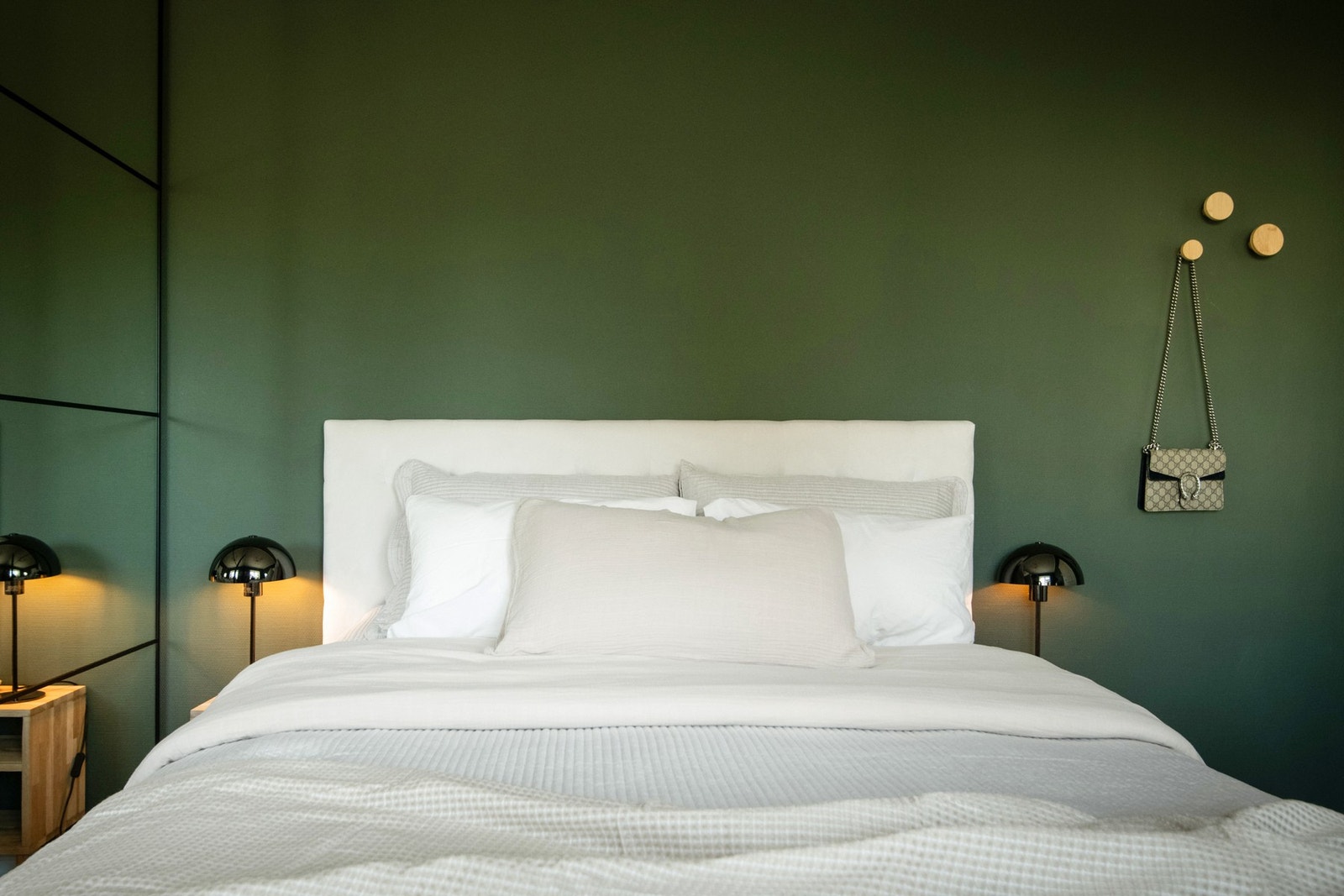 Dette er et innbydende og avslappende rom som passer perfekt for en god natts søvn og samtidig har praktisk oppbevaring. Galleribilde