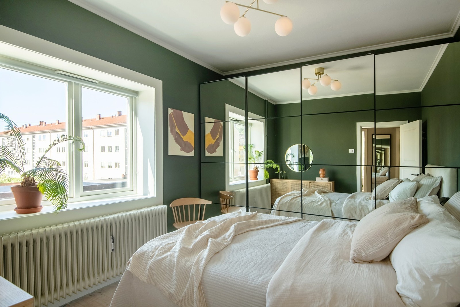 Soverommet er av god størrelse og fremstår innbydende med vegger malt i lune toner. Galleribilde