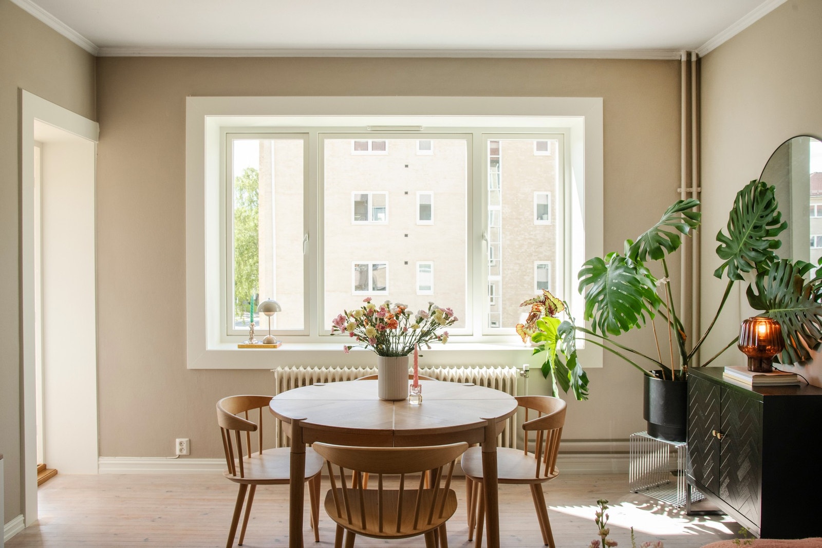 Store vindusflater gir boligen et fantastisk lysinnslipp, flott utsyn og en lun atmosfære. Galleribilde