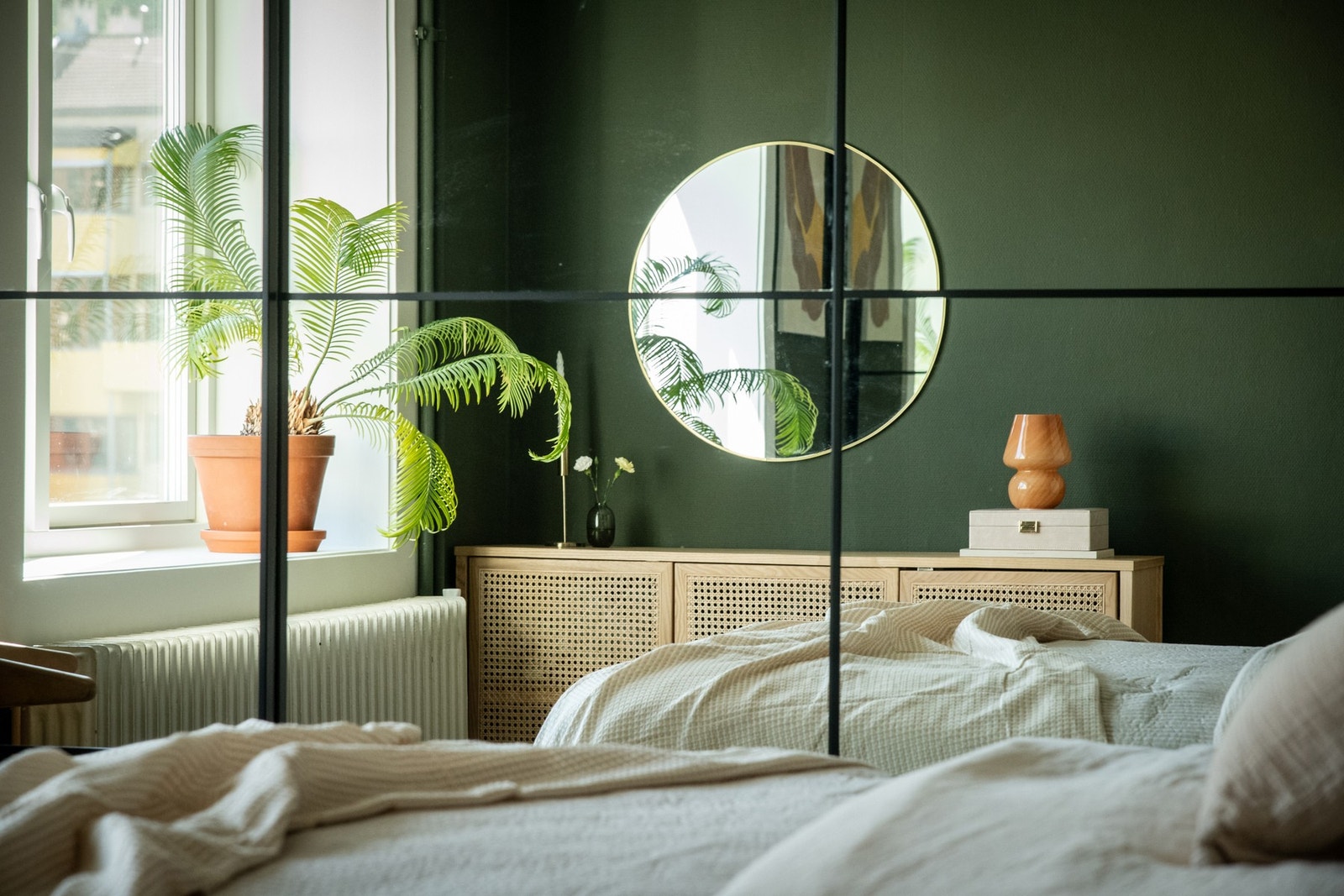 Praktisk og stilren skyvedørsgarderobe med PAX-innredning og eikestammer fra 2021. Galleribilde