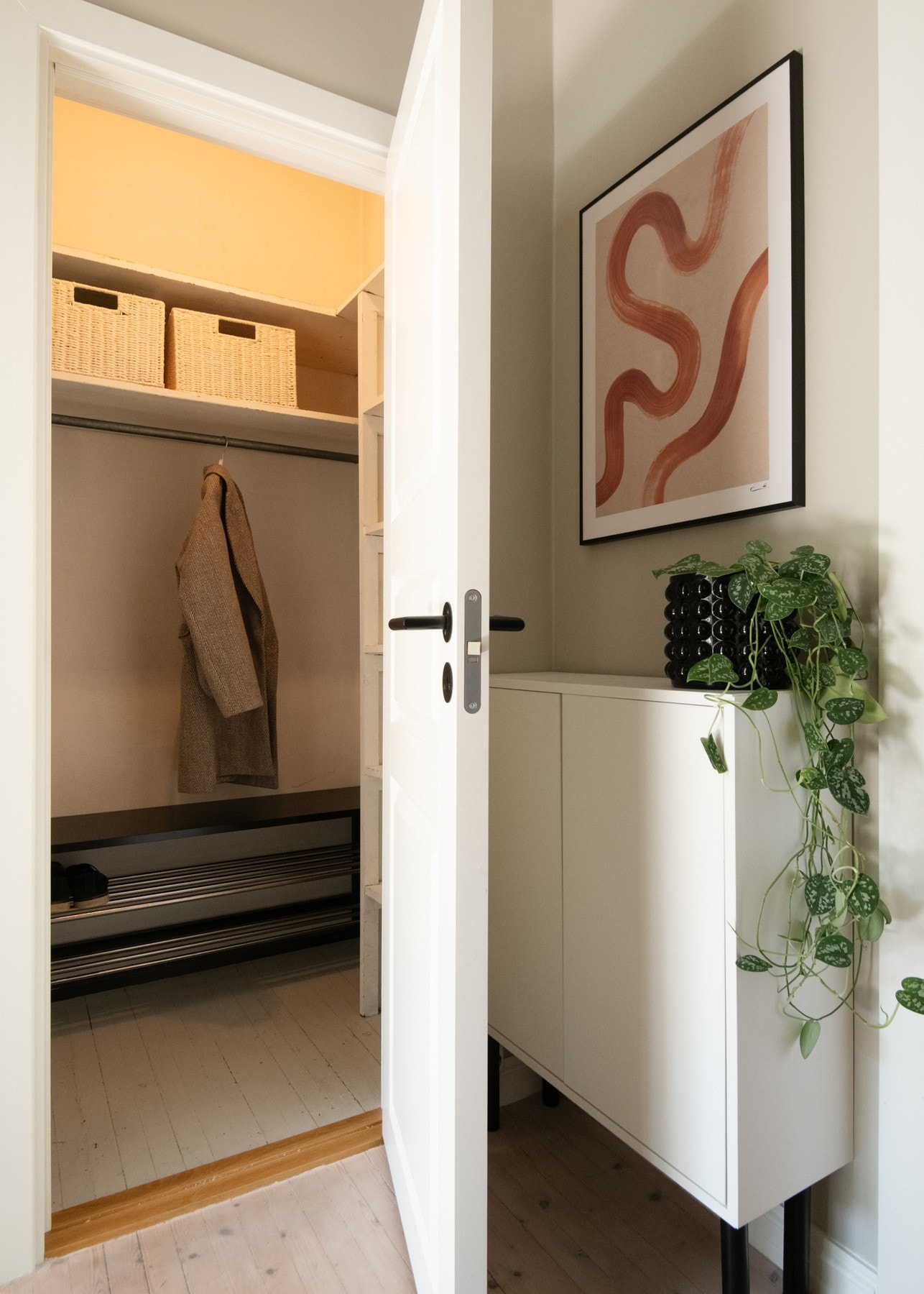 Praktisk kott/garderobeskap på 1,3m² som gir utmerkede muligheter for organisert oppheng av yttertøy og plassering av sko. Galleribilde