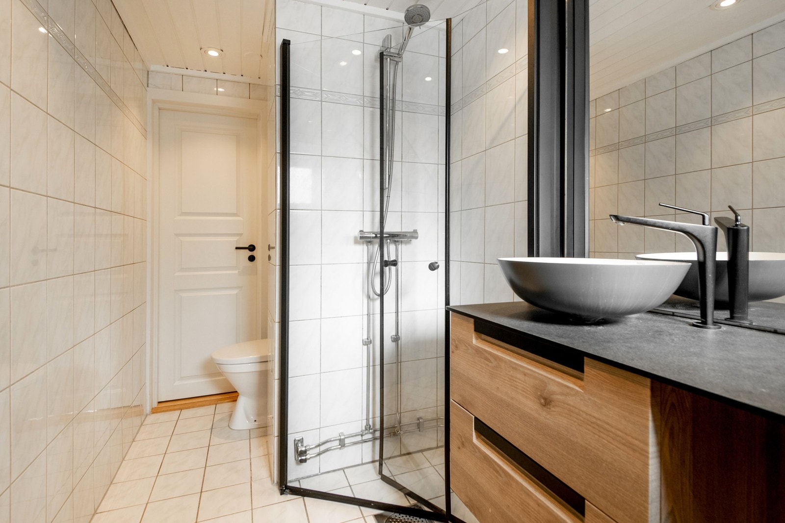 Det er elektriske varmekabler i gulvene. I forbindelse med arbeider på kjøkken og i gangen i 2021 ble det elektriske anlegget på badet oppgradert. Galleribilde