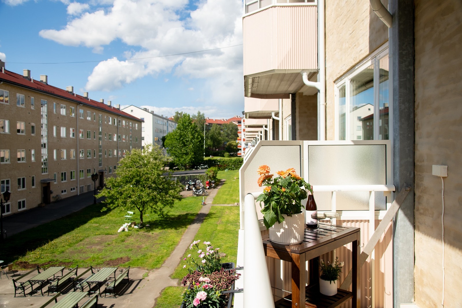 Balkongen har et areal på 8m² og er utformet med god plass til både sittegruppe og grill, noe som gjør den ideell for hyggelige sammenkomster med venner og familie. Galleribilde