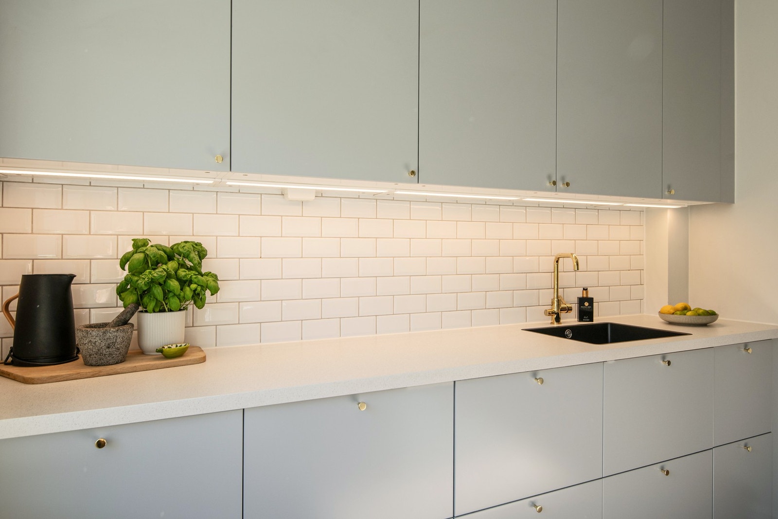 Her er det godt med både skapplass og arbeidsflater. Galleribilde